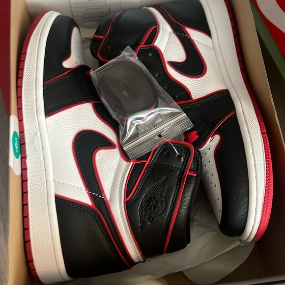 Size 8 Men Jordan 1 Retro High OG Bloodline 2019 Shoes Basketball Sneakers NBA - Picture 1 of 1
